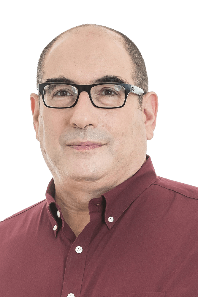 רופא בחולצה אדומה ומשקפיים